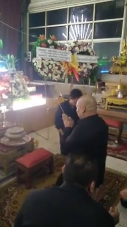 โหน่ง ชะชะช่า ร่วมงานศพคู่กรณี ยกมือไหว้ขอรับผิดชอบทุกอย่าง