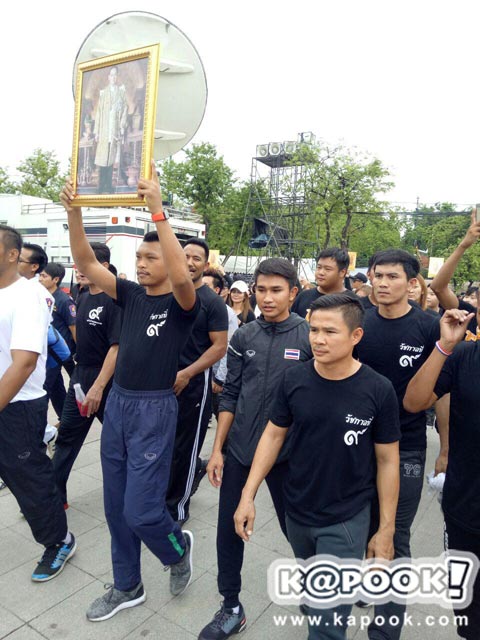 มนัส บุญจำนงค์ พร้อมเพื่อนนักมวย ถึงสนามหลวงแล้ว-ก้มกราบพระบรมฉายาลักษณ์