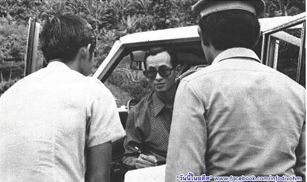 วันนี้ในอดีต 12 ต.ค. 2523 ในหลวง ทรงแวะถามความเป็นอยู่พสกนิกร ใน จ.นราธิวาส