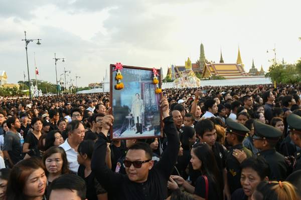 ภาพชุดประวัติศาสตร์ 14 ตุลาคม 2559 พระราชพิธีเคลื่อนพระบรมศพพ่อหลวงของชาวไทย 