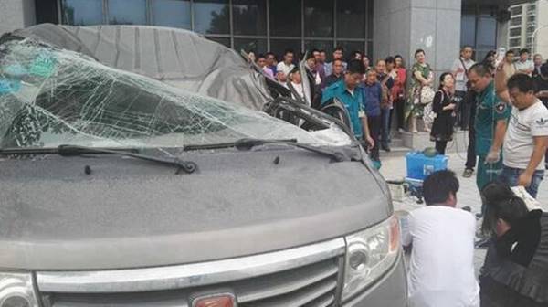 หนุ่มกระโดดตึก ร่างกระแทกรถด้านล่างทำคนขับดับ แต่ตัวเองรอด 