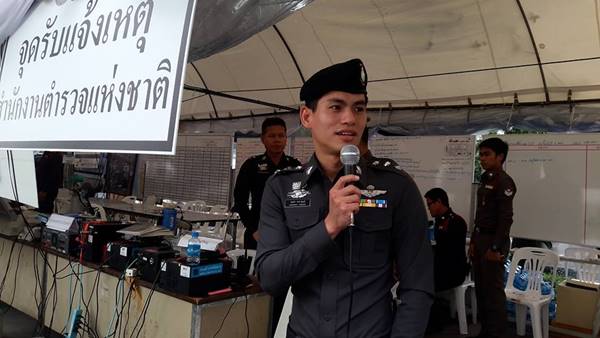 รู้แล้วว่าใคร ! เปิดตัวตำรวจหล่อ พูดภาษาจีนบริเวณวัดพระแก้ว ดีกรีไม่ธรรมดา