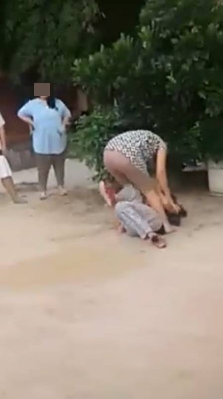 วิจารณ์สนั่น ! สาวท้องคาใจ ตบกับคู่กรณี ทำไมต้องมีคนถือวัตถุคล้ายปืนคุมเชิงวิจารณ์สนั่น ! สาวท้องคาใจ ตบกับคู่กรณี ทำไมต้องมีคนถือวัตถุคล้ายปืนคุมเชิง