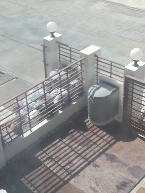 สาวโวยเพื่อนบ้านทำเค้กขาย จนแมลงสาบเข้าบ้าน พอเตือนกลับบอกให้มาซื้อบ้านสิ