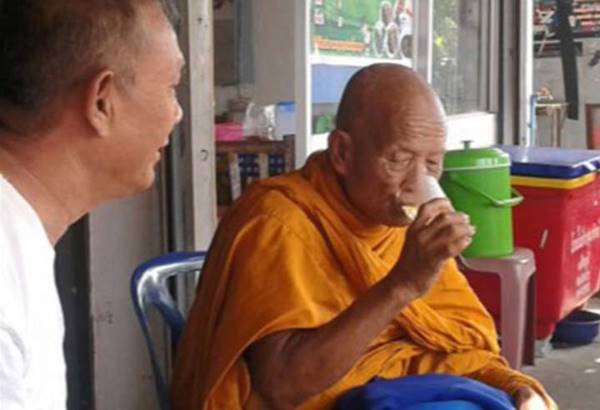 หลวงพ่อขอแจมวงเหล้า กระดกแก้วชิล ไม่แคร์สายตา บอกบวชนานแล้วเหงา