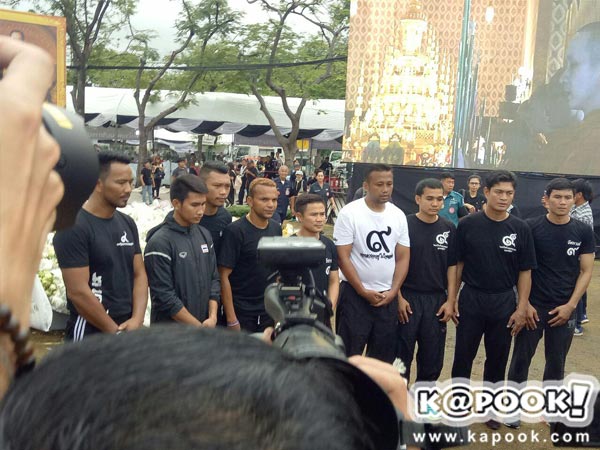 มนัส บุญจำนงค์ พร้อมเพื่อนนักมวย ถึงสนามหลวงแล้ว-ก้มกราบพระบรมฉายาลักษณ์