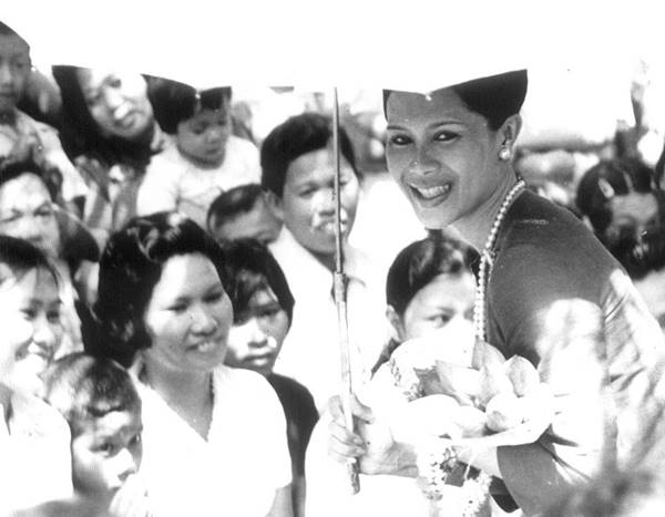 เรื่องเล่าสุดตื้นตัน...ไปบอกเจ้าหนี้นะคะ พระราชินี จะใช้หนี้ให้