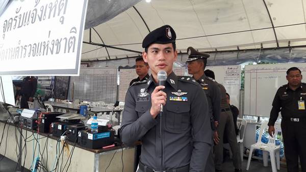 รู้แล้วว่าใคร ! เปิดตัวตำรวจหล่อ พูดภาษาจีนบริเวณวัดพระแก้ว ดีกรีไม่ธรรมดา