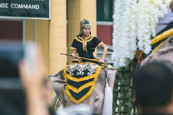 น้องพลอย ควาญช้างสาว ร่วมถวายความลัย ดีกรีสัตวแพทย์-ลูกสาวเจ้าของวังช้างอยุธยาฯ