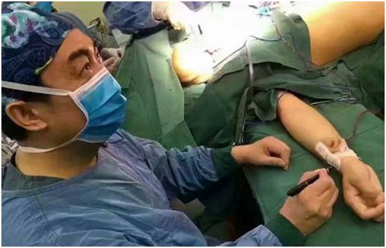 สุดล้ำ ! แพทย์จีนปลูกหูเทียมชั่วคราวที่แขนคนไข้