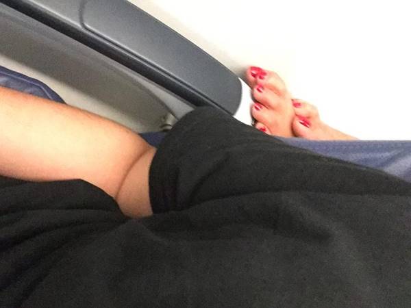 หนุ่มเซ็ง เจอคนไร้มารยาทยกเท้าวางบนที่พักแขน