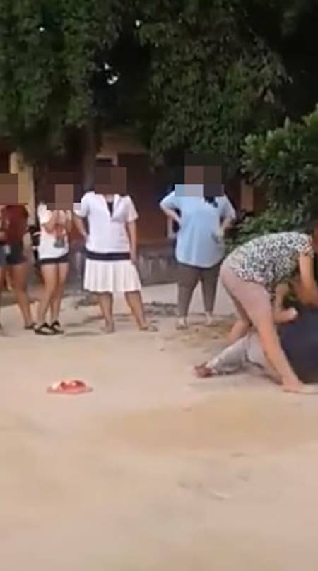 วิจารณ์สนั่น ! สาวท้องคาใจ ตบกับคู่กรณี ทำไมต้องมีคนถือวัตถุคล้ายปืนคุมเชิงวิจารณ์สนั่น ! สาวท้องคาใจ ตบกับคู่กรณี ทำไมต้องมีคนถือวัตถุคล้ายปืนคุมเชิง