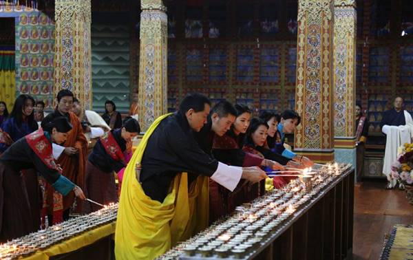 กษัตริย์จิกมี ทรงประกาศพรุ่งนี้เป็นวันหยุดภูฏาน ประกอบพิธีไว้อาลัยพระเจ้าอยู่หัวในพระบรมโกศ