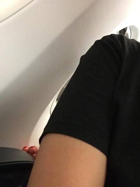 หนุ่มเซ็ง เจอคนไร้มารยาทยกเท้าวางบนที่พักแขน