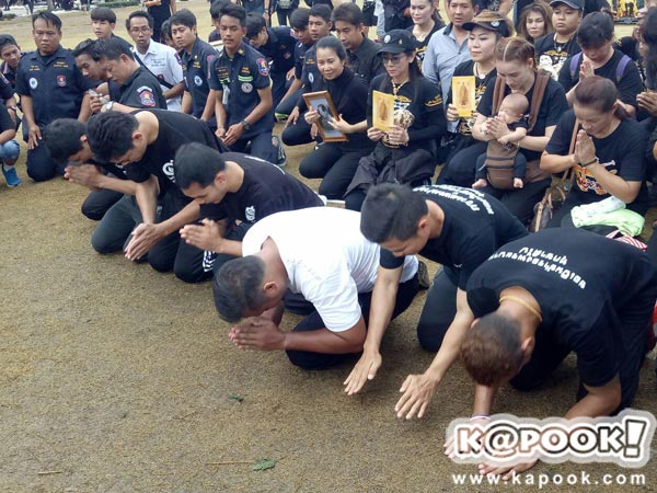 มนัส บุญจำนงค์ พร้อมเพื่อนนักมวย ถึงสนามหลวงแล้ว-ก้มกราบพระบรมฉายาลักษณ์