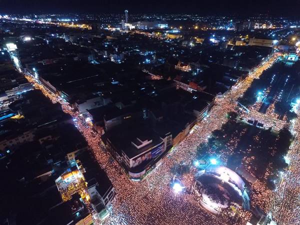 อัศจรรย์ ! ชาวโคราช จุดเทียนร้องเพลง สรรเสริญพระบารมี ฝนหยุดตกราวกับสั่ง