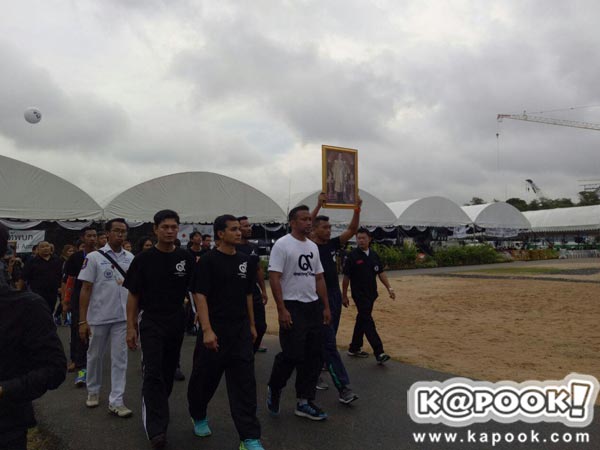 มนัส บุญจำนงค์ พร้อมเพื่อนนักมวย ถึงสนามหลวงแล้ว-ก้มกราบพระบรมฉายาลักษณ์