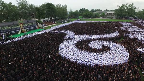 ชาวราชบุรีนับหมื่น ถวายความอาลัยในหลวง ร.9 แปรอักษรเลข ๙ สุดสวยงาม