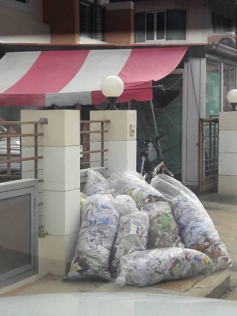 สาวโวยเพื่อนบ้านทำเค้กขาย จนแมลงสาบเข้าบ้าน พอเตือนกลับบอกให้มาซื้อบ้านสิ