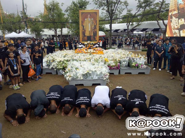 มนัส บุญจำนงค์ พร้อมเพื่อนนักมวย ถึงสนามหลวงแล้ว-ก้มกราบพระบรมฉายาลักษณ์