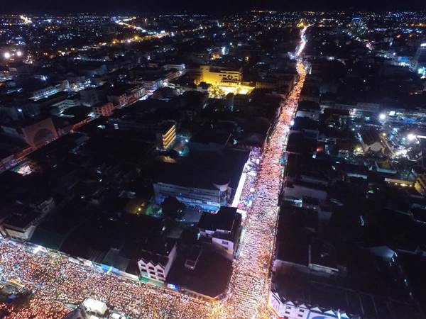 อัศจรรย์ ! ชาวโคราช จุดเทียนร้องเพลง สรรเสริญพระบารมี ฝนหยุดตกราวกับสั่งอัศจรรย์ ! ชาวโคราช จุดเทียนร้องเพลง สรรเสริญพระบารมี ฝนหยุดตกราวกับสั่ง