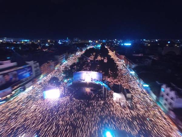 อัศจรรย์ ! ชาวโคราช จุดเทียนร้องเพลง สรรเสริญพระบารมี ฝนหยุดตกราวกับสั่งอัศจรรย์ ! ชาวโคราช จุดเทียนร้องเพลง สรรเสริญพระบารมี ฝนหยุดตกราวกับสั่ง