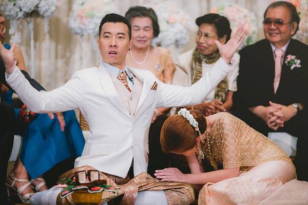 ชมภาพเจ้าบ่าวทำท่าสุดยิ่งใหญ่ วินาทีที่เจ้าสาวก้มกราบ งานนี้โดนแซวกระจาย