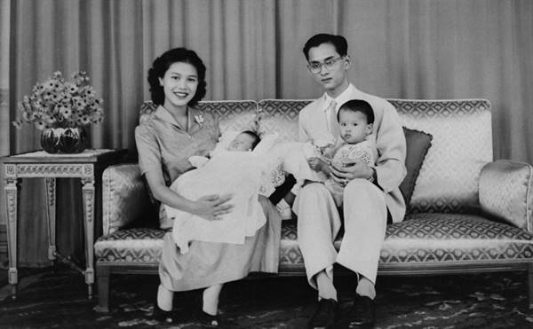 พระราชประวัติ พระบาทสมเด็จพระเจ้าอยู่หัว ภูมิพลอดุลเดช