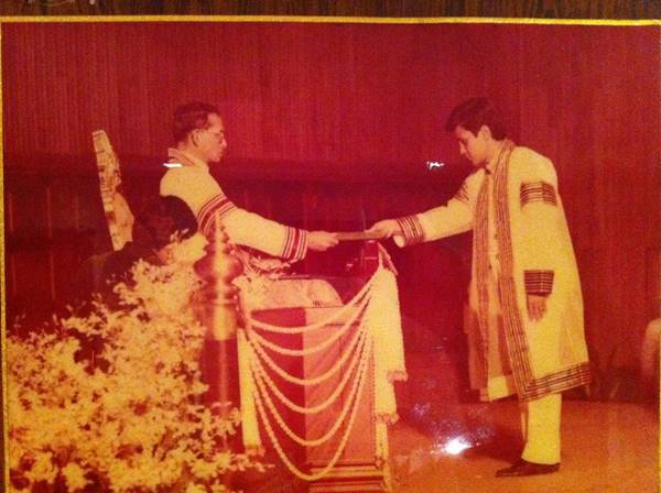 เรื่องเล่าจากอดีตบัณฑิต ที่ในหลวง ร.9 ให้ไปรับพระราชทานปริญญาบัตรใหม่ เพราะไฟดับ 