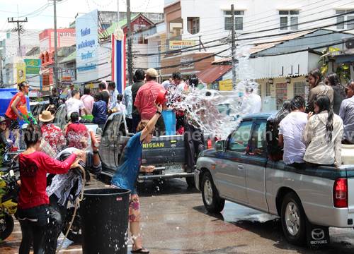 ประกาศห้ามนำรถขนคนเล่นน้ำ-เปิดเพลงเต้น บนถนนสายหลักทั่วกรุง