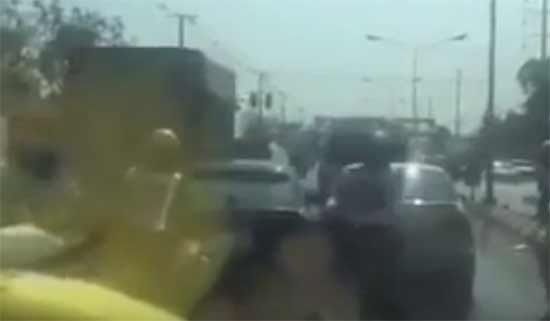 คลิประทึก ! ตำรวจปะทะคนร้ายซิ่งแหกด่าน เสียงปืนสนั่นกลางสี่แยก