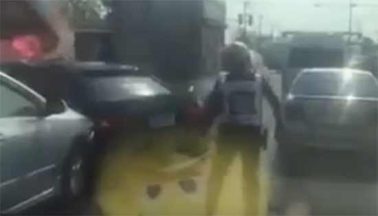 คลิประทึก ! ตำรวจปะทะคนร้ายซิ่งแหกด่าน เสียงปืนสนั่นกลางสี่แยก