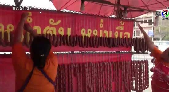 แชร์ว่อน ! ภาพแม่ค้าพ่นสเปรย์ใส่หม่ำ ไม่ใช่ยาฆ่าแมลง ที่แท้เป็นสเปรย์มะกอก