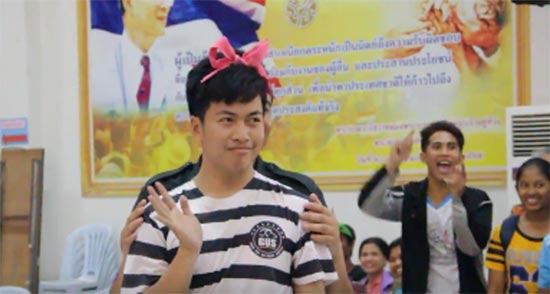 คลิปหนุ่มนะยะ จับใบดำ-ใบแดง เกณฑ์ทหาร โชว์ลีลาดีใจสุดแซ่บ