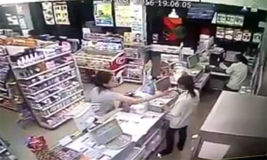 แชร์ว่อน คลิปสาดโจ๊กร้อน ๆ ใส่สาวเซเว่น คาดสาเหตุอีกฝ่ายทำงานเก่งกว่า !?