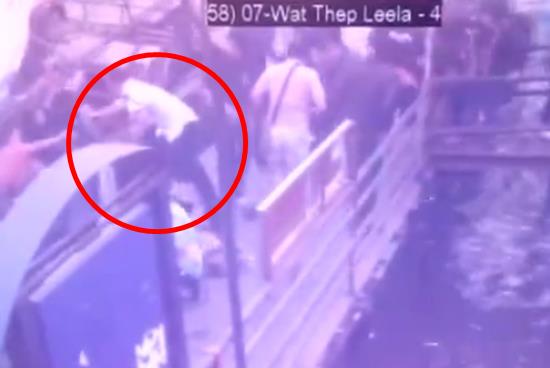 แห่ชื่นชมฮีโร่ ช่วยอพยพผู้โดยสาร เหตุเรือแสนแสบระเบิด ทั้งที่คนอื่นวิ่งหนีตายแห่ชื่นชมฮีโร่ ช่วยอพยพผู้โดยสาร เหตุเรือแสนแสบระเบิด ทั้งที่คนอื่นวิ่งหนีตาย