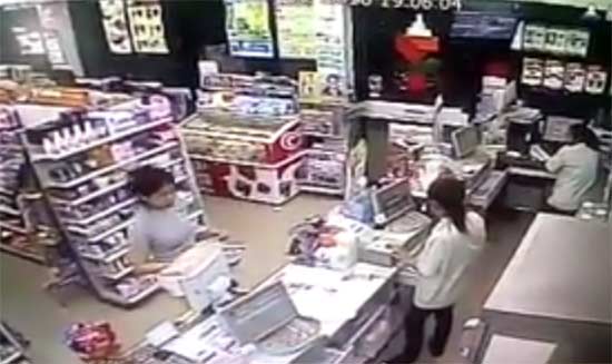 แชร์ว่อน คลิปสาดโจ๊กร้อน ๆ ใส่สาวเซเว่น คาดสาเหตุอีกฝ่ายทำงานเก่งกว่า !?