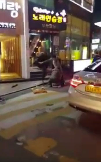 แชร์สนั่น ! หนุ่มเกาหลีโหด กระทืบกะเทยไทย คิดว่าเป็นหญิงแท้แต่จีบไม่ติด