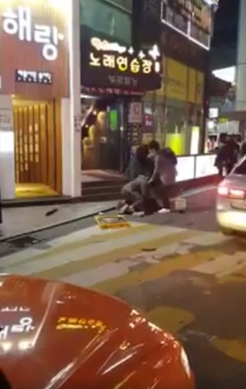 แชร์สนั่น ! หนุ่มเกาหลีโหด กระทืบกะเทยไทย คิดว่าเป็นหญิงแท้แต่จีบไม่ติด