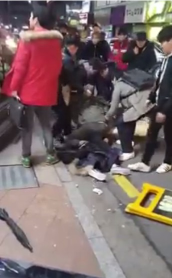 แชร์สนั่น ! หนุ่มเกาหลีโหด กระทืบกะเทยไทย คิดว่าเป็นหญิงแท้แต่จีบไม่ติด