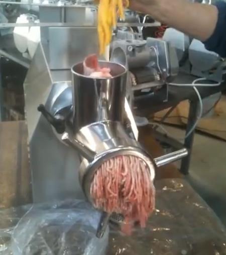 จริงหรือมั่ว !? คลิปแฉเบื้องหลังหมูบด แอบใส่เศษเนื้อ-กระดูกไก่ผสม