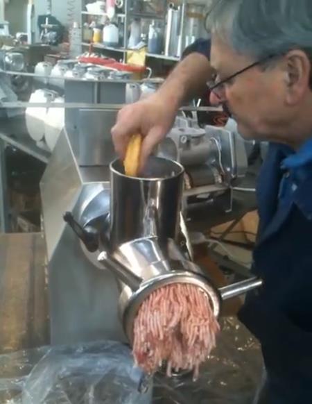 จริงหรือมั่ว !? คลิปแฉเบื้องหลังหมูบด แอบใส่เศษเนื้อ-กระดูกไก่ผสม