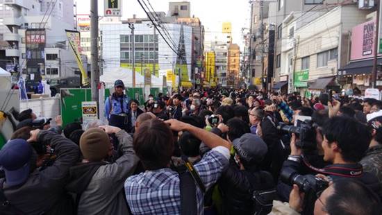รปภ. สาวน่ารักเกินห้ามใจ คนรุมถ่ายภาพเพียบ นึกว่าคอสเพลย์ชุดยาม !