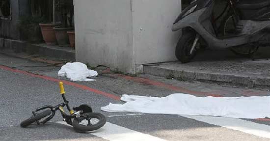 ช็อก ! ฆาตกรพุ่งปาดคอเด็ก 4 ขวบดับต่อหน้าแม่ ไร้ทางช่วยแม้ห่างแค่ 1 เมตร 