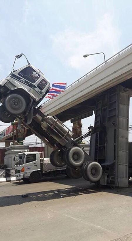 รถพ่วง 18 ล้อ หัวต่อพ่วงหลุด ชนสะพานลอยหน้าชี้ฟ้า