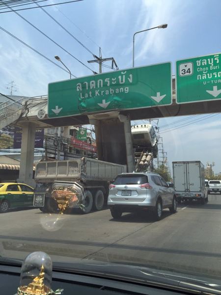 รถพ่วง 18 ล้อ หัวต่อพ่วงหลุด ชนสะพานลอยหน้าชี้ฟ้า