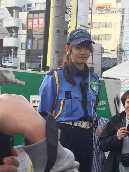 รปภ. สาวน่ารักเกินห้ามใจ คนรุมถ่ายภาพเพียบ นึกว่าคอสเพลย์ชุดยาม ! 