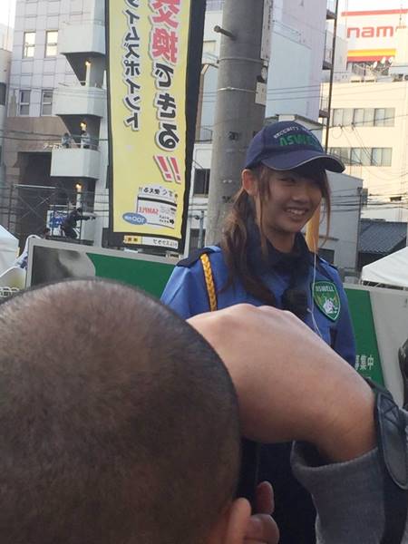 รปภ. สาวน่ารักเกินห้ามใจ คนรุมถ่ายภาพเพียบ นึกว่าคอสเพลย์ชุดยาม !