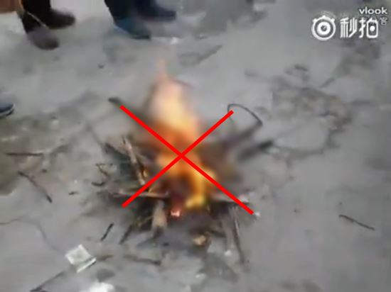 คลิปชาวบ้านจับสัตว์ย่างไฟทั้งเป็น แถมหัวเราะสนุกสนาน