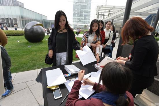 อาหมวยกว่า 300 ชีวิตแห่เข้าแข่งขัน เฟ้นหาผู้ชนะไปเดทมหาเศรษฐีดูไบ !